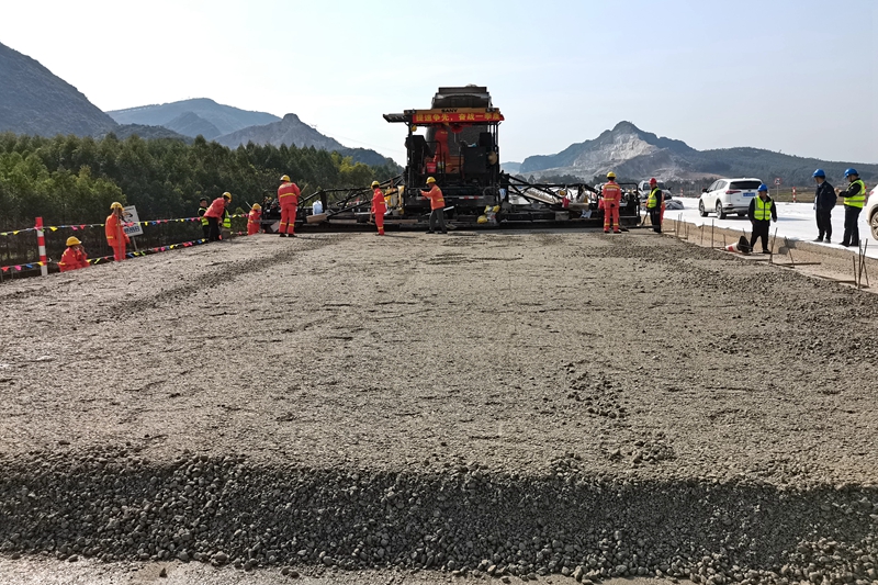 1.1.吳隆高速南岸水泥穩(wěn)定級配碎石上基層試驗段順利攤鋪.jpg