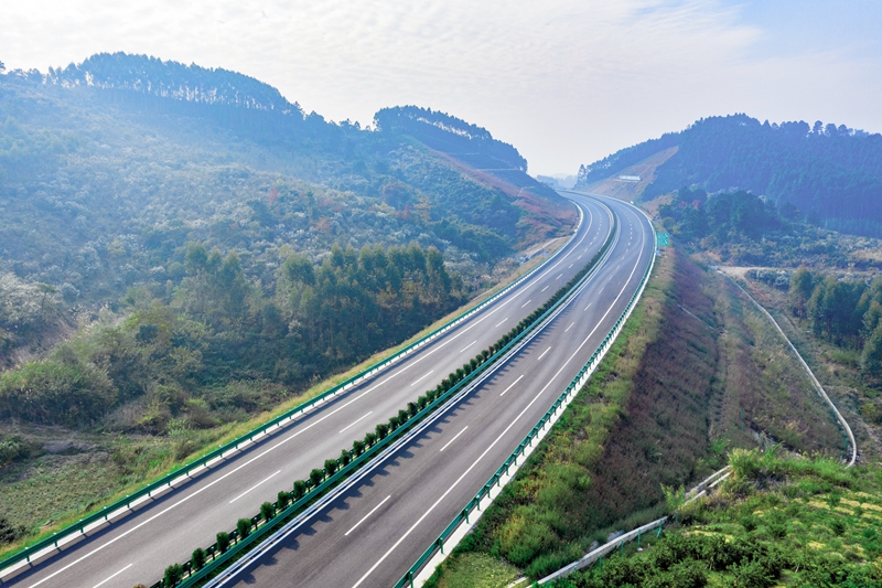 6.高速公路與群山相連，植被覆蓋率高，與原生態(tài)環(huán)境恢復(fù)有機(jī)結(jié)合.jpg