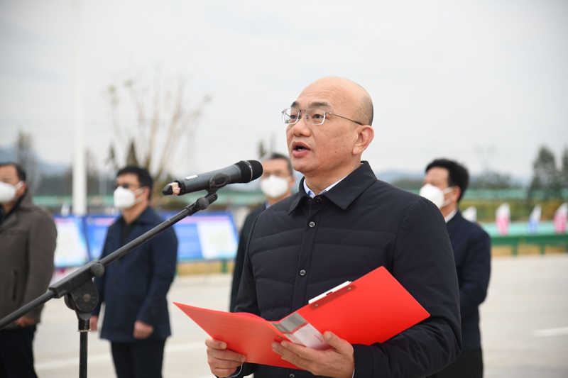 自治區(qū)交通運(yùn)輸廳黨組成員、總工程師陳津維宣布通車(chē).jpg